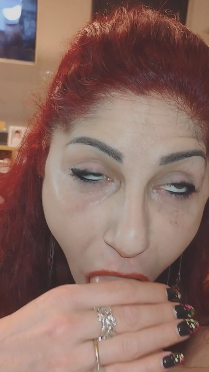 SqueakyOverlap83: Harika sakso, ağzıma ve yüzüme boşalma.