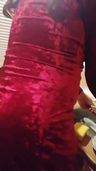 Es agradable celebrar el Año Nuevo con una puta guapa, ¿verdad?, e incluso con un vestido corto y sin bragas.