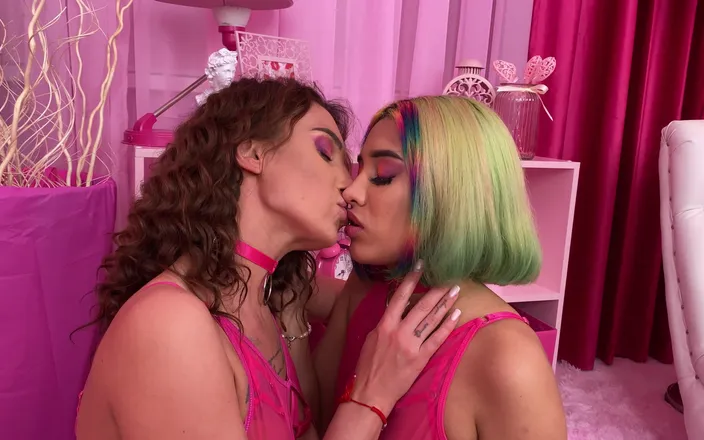 Mary Frost: Pussy Eating, Scissoring, Dildo Play with Roxy Lips