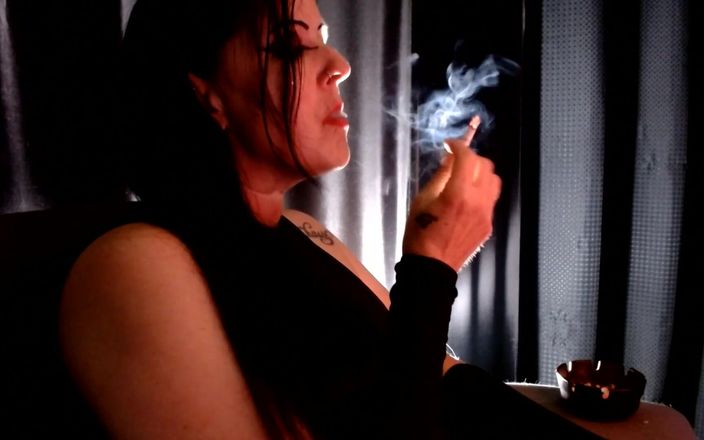 Abby Anna: Milf fierbinte fumând