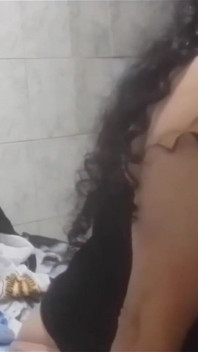 Mẹ của bạn tôi đã nhìn thấy các video khiêu dâm của tôi và không thể cưỡng lại việc thổi kèn cho tôi và tôi đã đụ cô ấy một cách ngon lành !! Tôi đã để lại cô ấy rất thỏa mãn