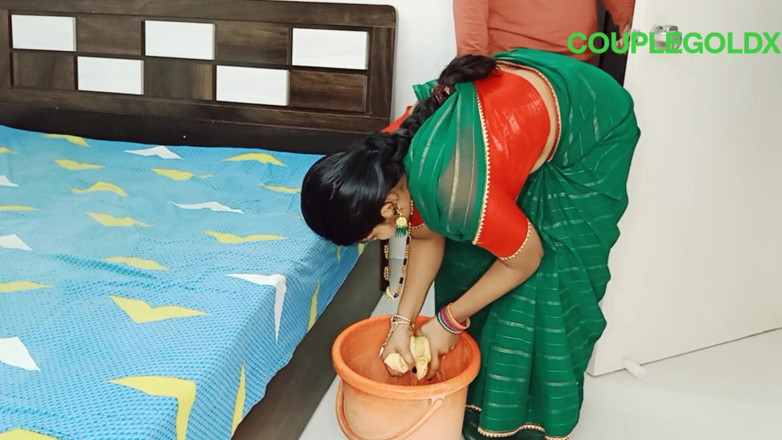 Sexy Komal: Người giúp việc của Komal vượt qua giới hạn của...