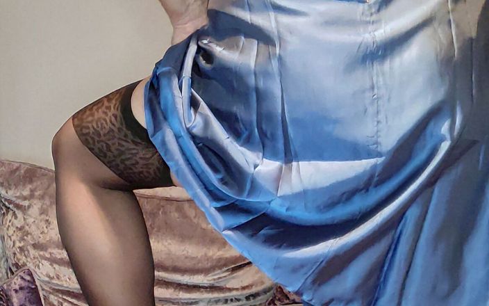 Sissy in satin: 青いサテンのストッキングとサスペンダーのホット女装