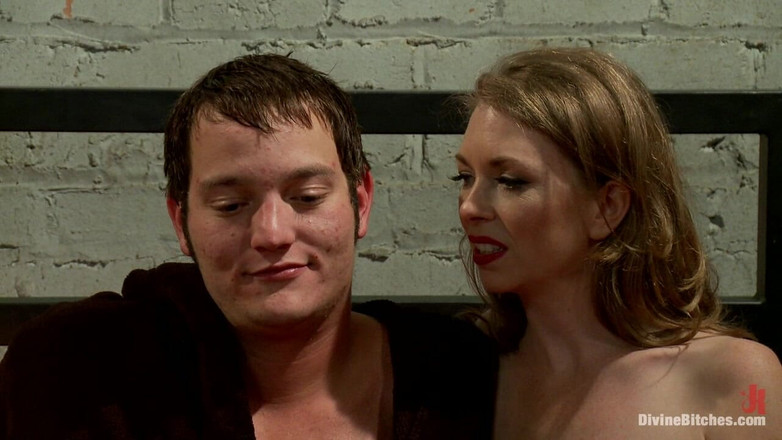 Divine Bitches by Kink: Meesteres T cuckolds en chanteert haar