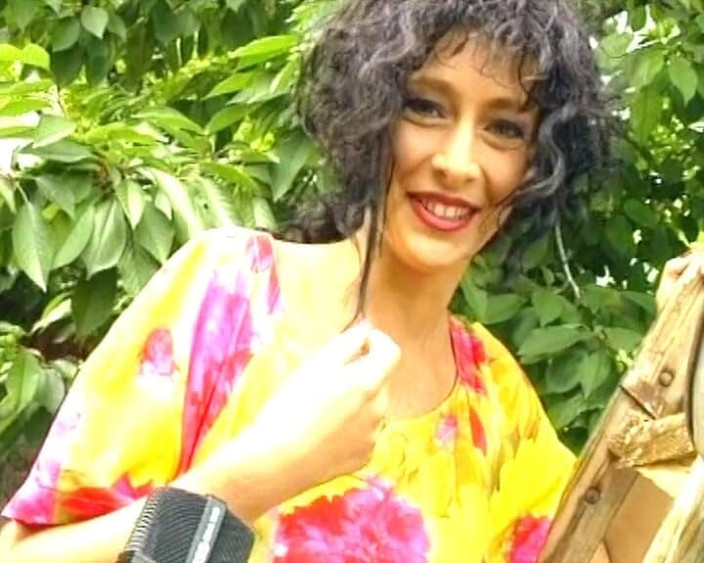 Deutsche Frauen: 性感的德国熟女的小穴在户外被狠操