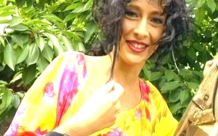 Deutsche Frauen: Sexy German MILF Getting Her Holes Pounded Outdoors