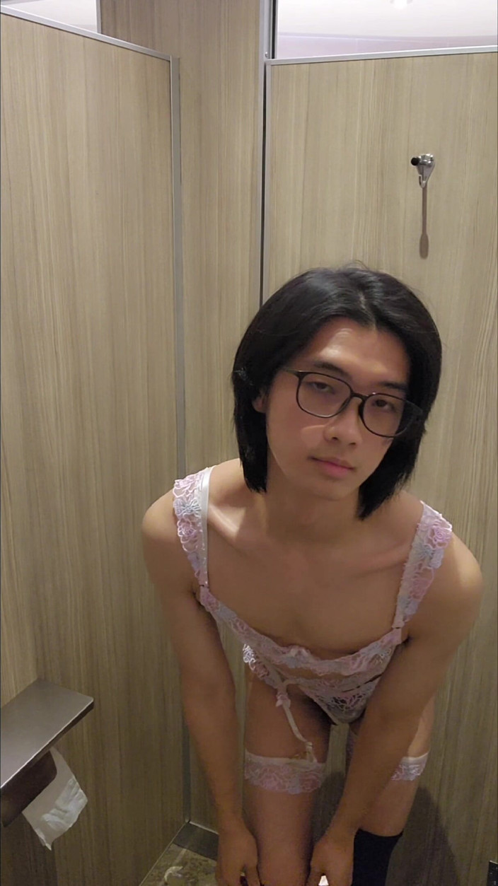 NotAFuta: Eksibisianis di toilet umum