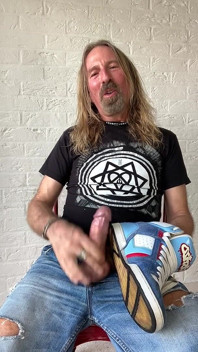 Longhairdude Wanks och kommer med Osiris tränare, trasiga jeans, Tshirt