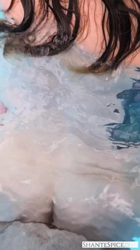 Sesso in piscina: lubrificante in silicone e finale cremoso