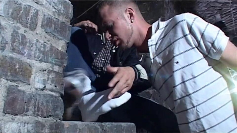 Young Bastards: Sneaker pojkar knullar i källaren