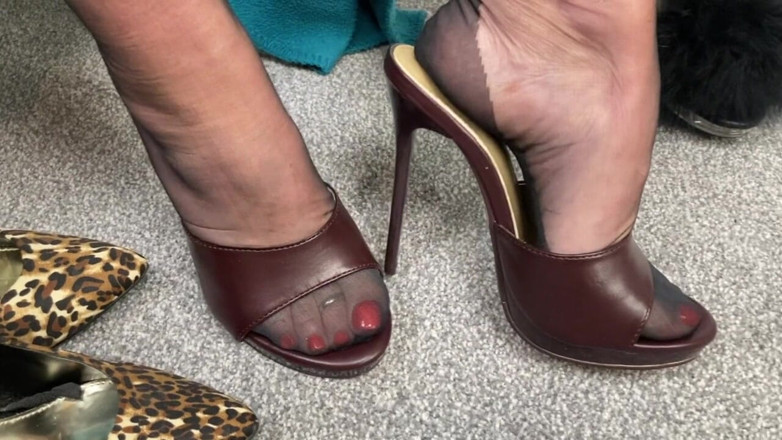 Mr MF: I piedi della signora matura indossano i suoi punti di...