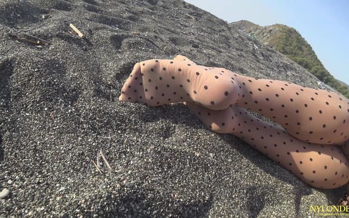 Nylondeluxe: Polka Dots strumpfhosen am strand
