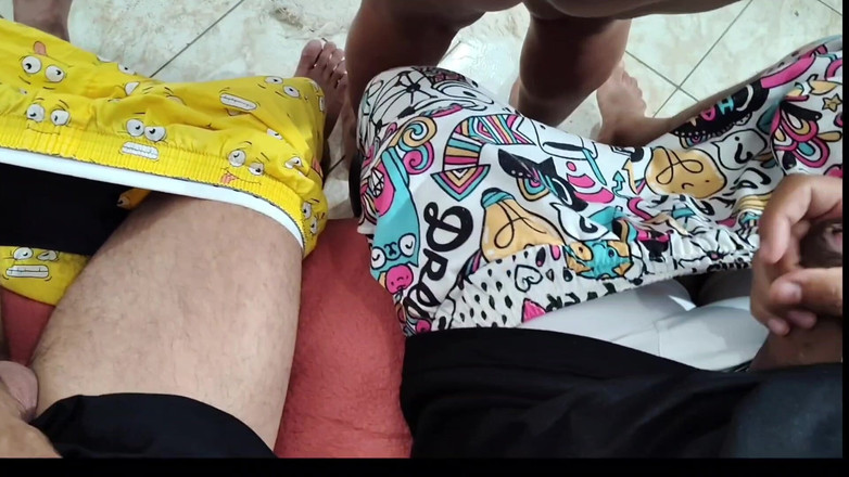 Tiffany Montavani: 의붓여동생과 함께 디스커버리 게임을 하는 두 명의 Entiado 얼간이