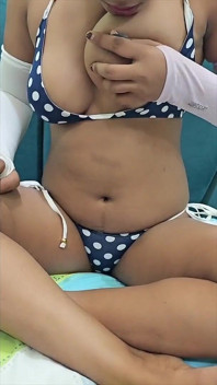 Alina s’amuse avec un gode