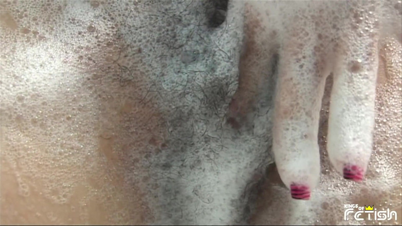 Big Tits for You: Geiles schätzchen spielt mit ihrer haarigen muschi in der badewanne