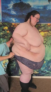 SSBBW svlečená a políbená břicho hladí