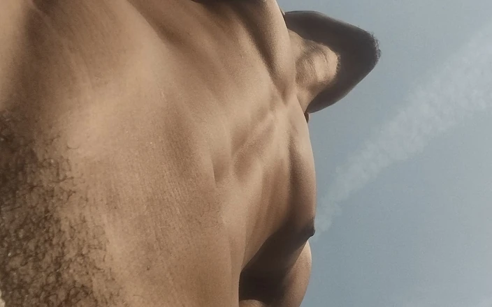 Julievitomace: Cewek sange ini lagi asik muasin memerah susunya sendirian sampai...