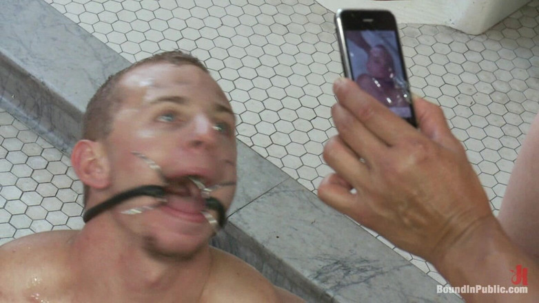 Bound in public: Bedrijfskut krijgt zijn mond en kont geschonden door een menigte...