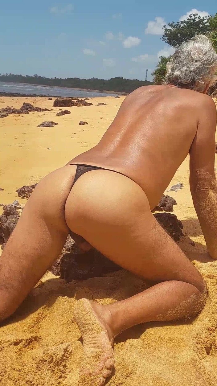 Ladysilvas: LadySilva в трусиках на пляже, какая горячая задница