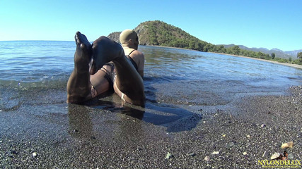 Nylondelux: 해변에서 젖은 튤 드레스와 나일론