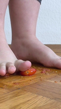 Riesige Beine Vs. Kirschtomaten