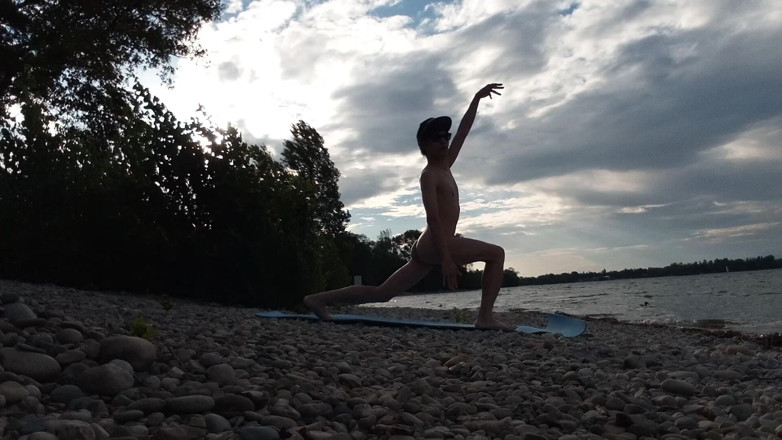 Jon Arteen: Szczupły chłopiec nudystów robi jogę nago na plaży naturystów. Nagie...