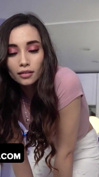 Aria Lee quer seu padrasto para gozar nela