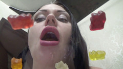 Goddess Misha Goldy: 从玻璃上吃软糖！
