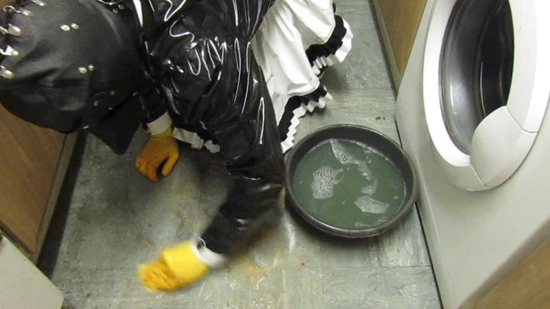 Lilly Disgrace: Покоївка протирає брудну кухонну підлогу