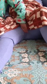 A meia-irmã da minha namorada me masturbava enquanto os Três de Nós estavam assistindo uma série de TV