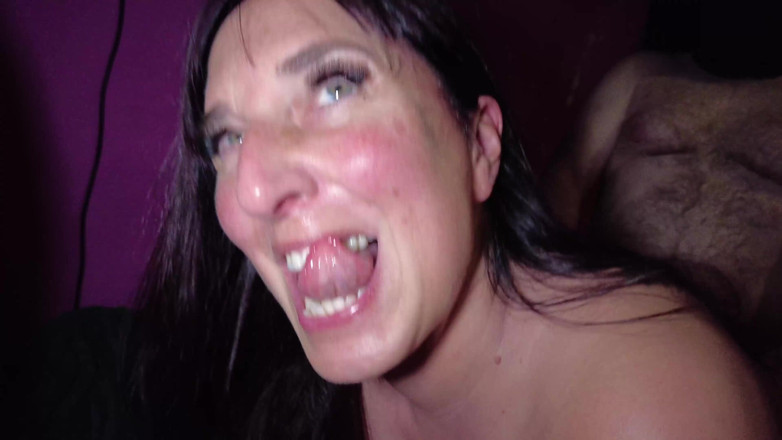 100% Amateur Gangbang and Bukkake from the UK!: Två vilda brittiska slampor vill ha all sperma på deras...