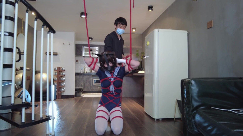 Aisan girl bondage: Mz31 - дівчина, зв'язана і підвішена червоною мотузкою, досягає оргазму.