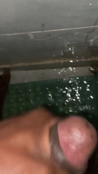 Berkongkek keras di bilik mandi yang dia pancut dengan begitu banyak
