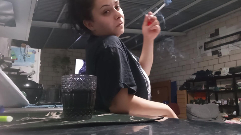 fartingclub01: Seksowny PAWG palenie papierosa