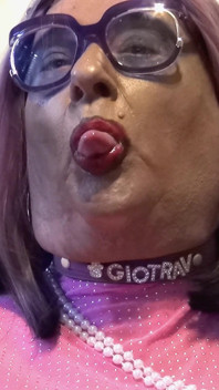 Pembe giymiş sissy orospu