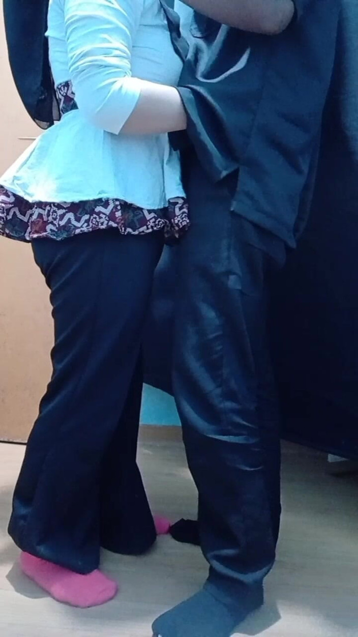 Vaginabig88: 一个孤独的女人在登机时戴着穆斯林头巾