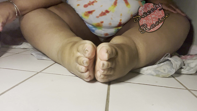Sweety Racine: SSBBW Massages and Lotions up Soles and Feet