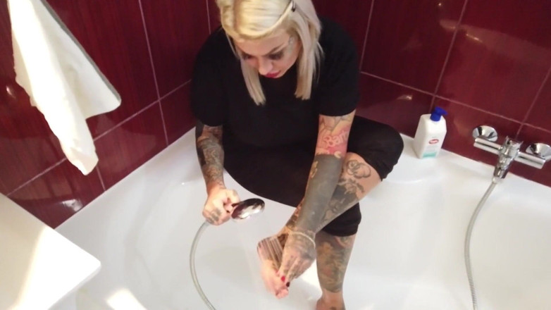 Fetish videos by Alex: Tätowierte blonde MILf wäscht ihre füße