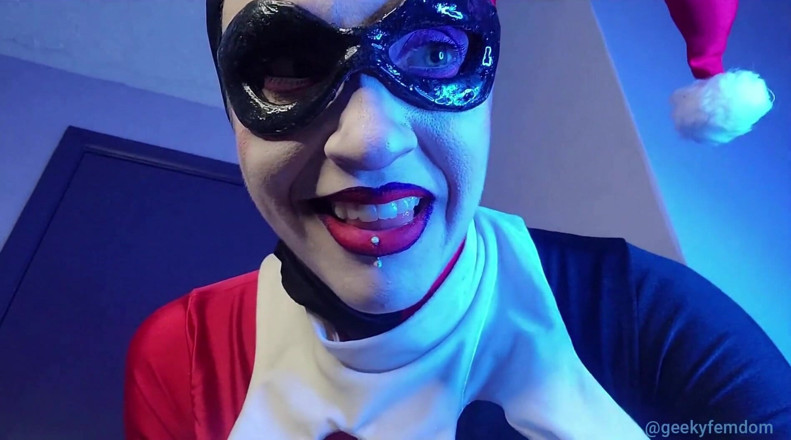 Geeky Femdom: Harley membantu malam