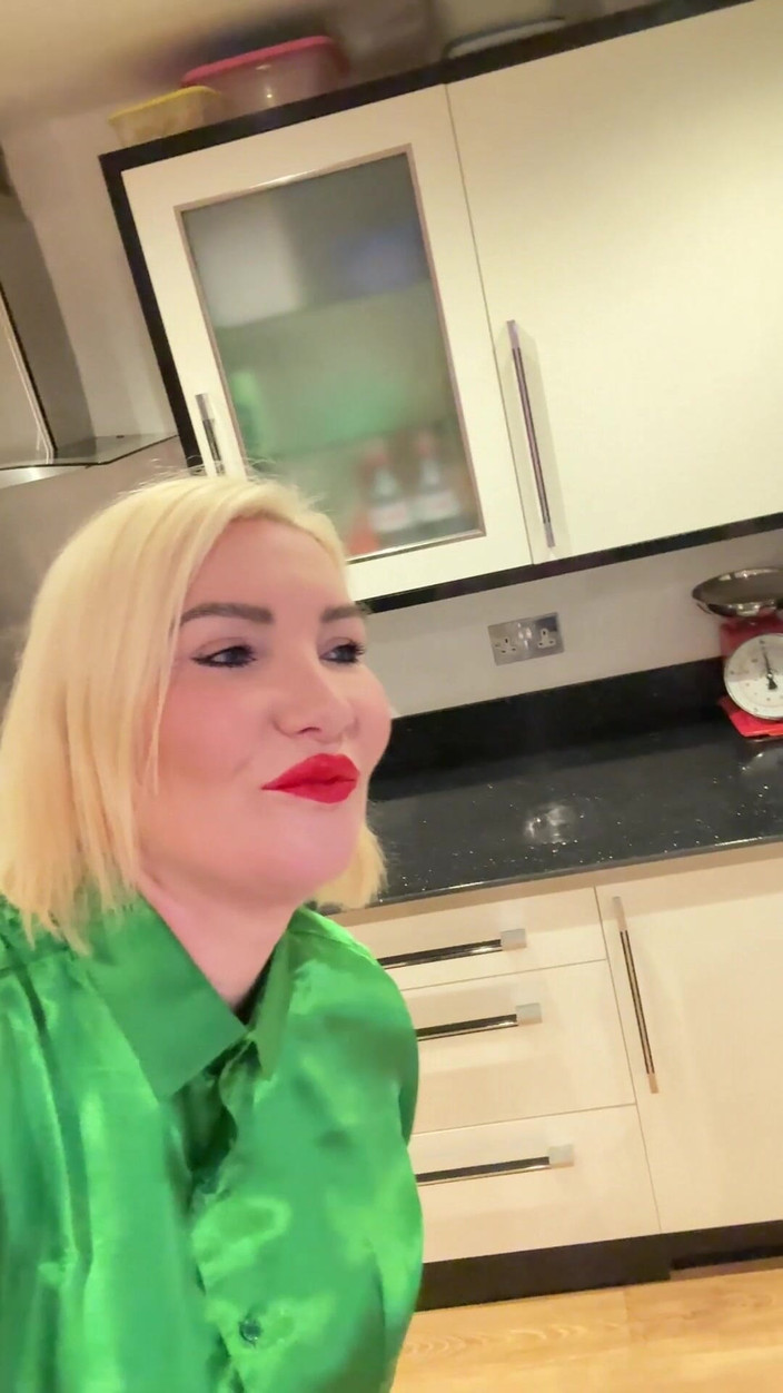 Sophie James: Bullseye splattered twarzy zadzwonić mój dzwonek!