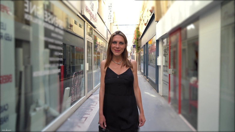 Nude in France: 私たちの競争の勝者であるロビンは、シクスタインで処女を奪います