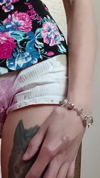 Colegiala flaca se masturba en su ropa en la mañana antes de la escuela