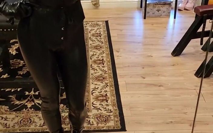 JessicaXD: Gummipuppe - im kerker laufen