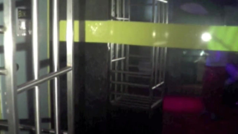 Sneaker gay: Cerda puta utilizada por chico escamoso en la trastienda