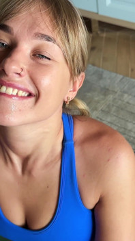 Colega mea de cameră a ales o muie profundă peste yoga