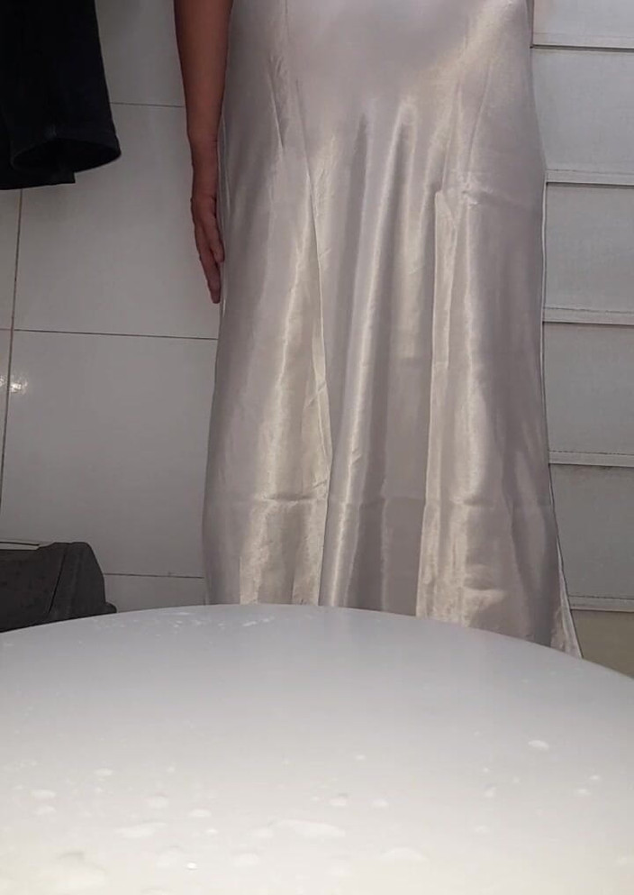 Naomisinka: 새틴 화이트 롱 란제리 페티쉬 정액