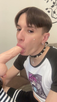 Femboy sání robertka zvlhlý celý obličej