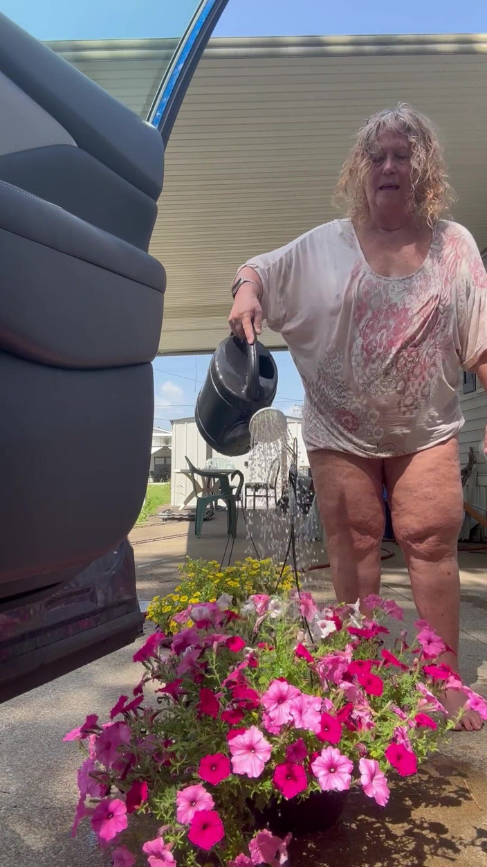 Big Ass 4 U: Des fleurs arrosent exhibent leurs seins et leur cul