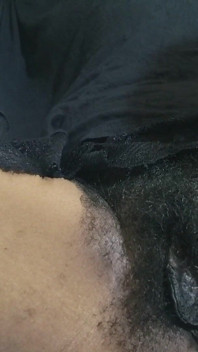 Satu MILF panas dan pepek berbulu dalam rakaman dekat melancap