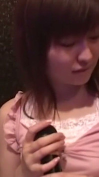젖은 보지를 깊숙이 핥는 젊은 갈색 머리 마누라